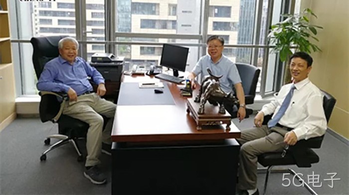 丁健院士一行参观5G电子办公区