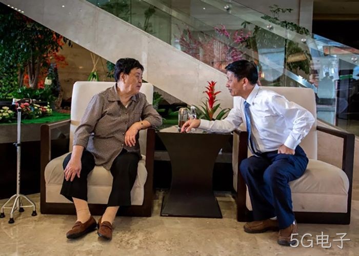 汪月霞率“六连”老战士来5G电子参观指导