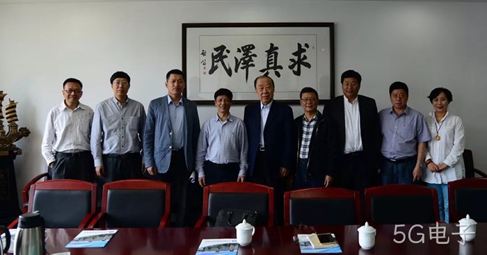 5G电子董事长颜贻意（左四）考察中国海洋大学